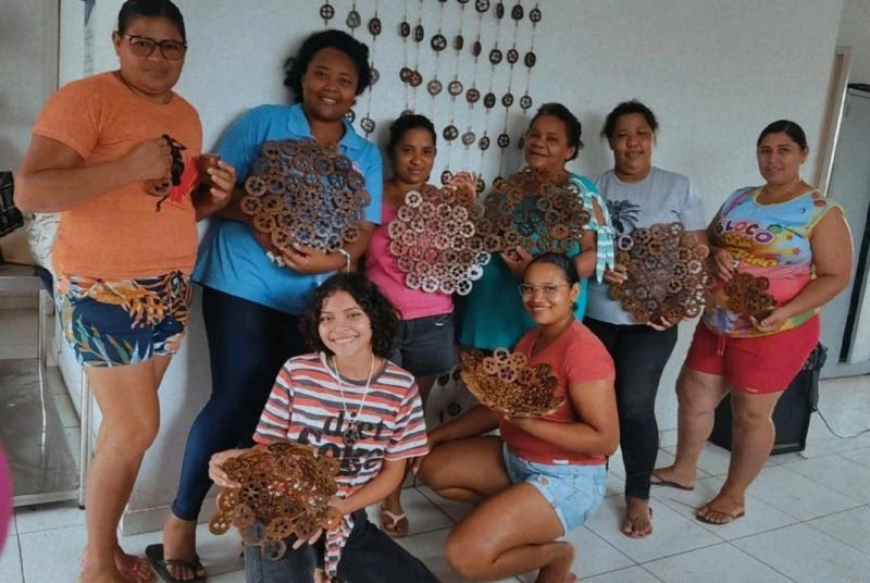 Coletivo de artesãs e suas peças circulares